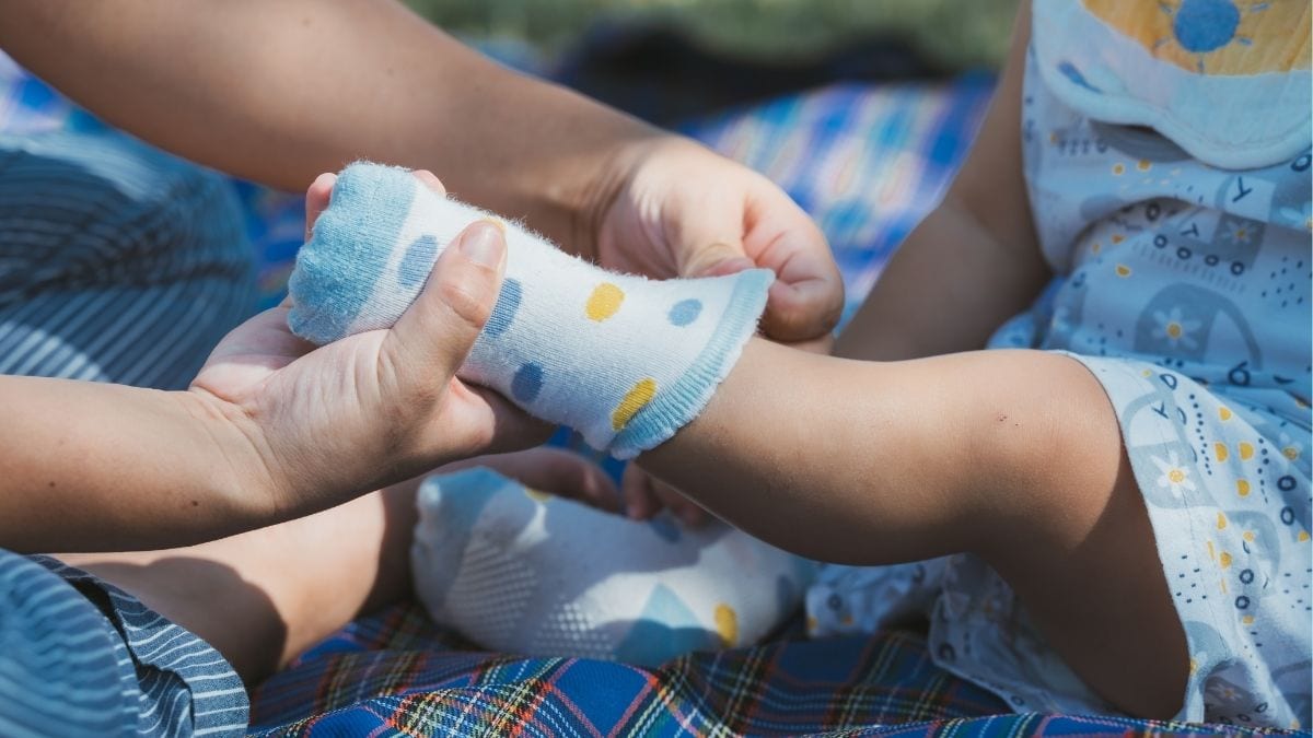 Dapat ba Laging Naka-Medyas si Baby? An Expert Explains